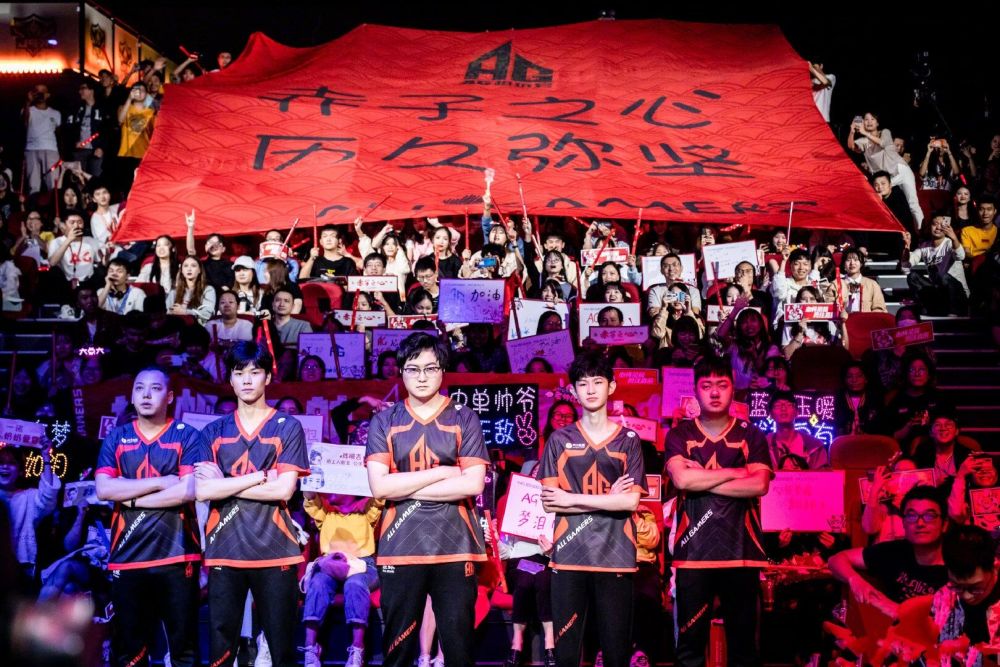 轻的篮球运