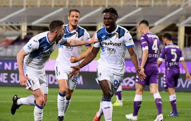 惺惺相惜！波尔晒与樊振东合影 两人举着印有合照T恤